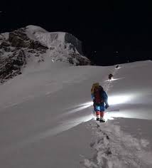 Climbers wait for ropes to be fixed on the traverse. La Temporada En El K2 Se Purifica Goodbye To Commercial Expeditions Only True Climbers Attempt The Summit Climbing