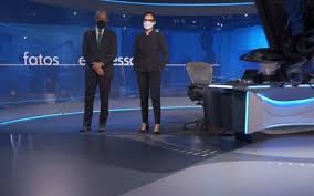 Jornal nacional (também conhecido pela sigla jn) é um telejornal brasileiro, produzido e exibido pela rede globo desde sua estreia, em 1 de setembro de 1969 sob o comando de hilton gomes e cid moreira. Com Isca De Bonner E Tributo A Jornalistas Jornal Nacional Cresce No Ibope Noticias Da Tv