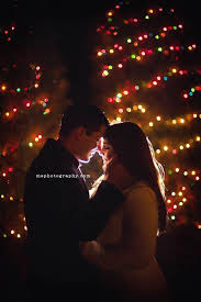 15 Cute Christmas Photos For Couples To Show Love Christmas Couple Pictures Christmas Engagement Pictures Christmas Engagement Photos