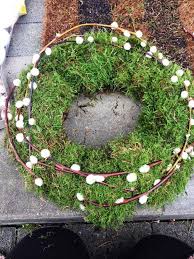 Kranz Fur Die Haustur Fur Ostern Selber Machen Dekoration Aus Der Natur Mit Moos Und Zweigen Wreaths Diy Spring Wreath Christmas Wreaths Diy