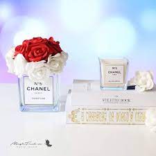 طلب عميلتي الذوق ربي يحفظها فازا شانيل مقاس كبير مع باقة ورد مقاس الفازا الارتفاع ١٢سم العرض ١٢ سم العمق place card holders place cards cards