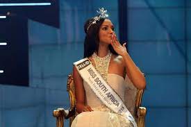 The presenter proposed to his girlfriend now fiance former miss sa 2015 and jacaranda presenter liesl laurie. Former Miss Sa Liesl Laurie Survives Horrific Car Accident