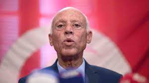 وسط حضور غفير في مجلس النواب، من نواب مجلس النواب المتخلي والرؤساء السابقون ورؤساء الحكومات السابقين ورئيس الحكومة يوسف الشاهدوأعضاء الحكومة وممثلي الهيئات والمنظمات الوطنية، وعدد من الشخصيات الوطنية، إضافة إلى أعضاء السلك الدبلوماسي المعتمدين بتونس، قام الرئيس المنتخب قيس سعيّد بأداء اليمين الدستورية وإلقاء خطاب للشعب التونسي. Ù‚ÙŠØ³ Ø³Ø¹ÙŠØ¯ ÙŠØ²ÙˆØ± Ù„ÙŠØ¨ÙŠØ§ Ø§Ù„ÙŠÙˆÙ… ØµØ­ÙŠÙØ© Ø§Ù„Ø§ØªØ­Ø§Ø¯