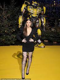 Hailee Steinfeld Stuns In Figure Hugging Dress At Bumblebee Premiere Hailee Steinfeld Outfits Hailee Steinfeld Style Steinfeld