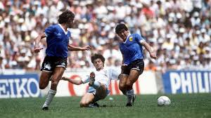Diego armando maradona wuchs als fünftes von acht kindern eines fabrikarbeiters in villa fiorito, einem elendsviertel am stadtrand von buenos aires auf. Fifa Fussball Weltmeisterschaft 1986 Nachrichten Hodge Die Hand Gottes Und Maradonas Trikot Fifa Com