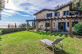 Villa Del Merlo Hills Of Pietrasanta Tuscany Affascinante Villa In Sasso Vista Mare In Vendita Sulle Colline Di Pietrasanta Toscana Charming Stone Vill Nel 2020 Villa