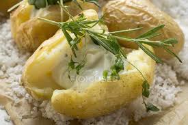Carne di pollo con crema al forno senza pelle. Patate Al Forno Con Panna Acida Crema Nutrizione Stock Photo 150032862