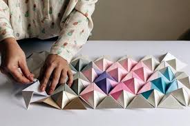 Hiasan ini terbuat dari kertas origami dengan warna utama hijau muda, hijau tua dan kuning. Mudah Dibuat Ini 7 Hiasan Dinding Dari Origami Untuk Ramaikan Rumahmu