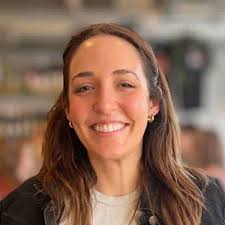 Laura Stillman's Instagram, Twitter & Facebook