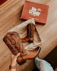 Exclusivos zapatos, bolsos, prendas y accesorios de mujer con cuidados detalles. 21 Ideas De Botas Vaqueras Para Dama Botas Vaqueras Para Dama Botas Vaqueras Botas