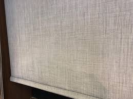 Ardından düz zemine sererek emiş gücü düşük olan el süpürgesi ya da püsküllü fırça ile tozunu alın. Stor Perde Nasil Yikanir Kurutulur Sokmeden Nasil Temizlenir