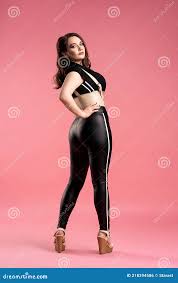 Sexy Modelo Talla Grande Con Pechos Grandes Y Nalgas Tonificadas En Negro  Desgaste Sobre Fondo Rosa Foto de archivo - Imagen de sensual, pantalones:  218394586