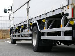 トラックはサイドバンパーがないと車検に通らない？保安基準についても解説