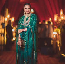Sania Mirza At Her Sister S Wedding Looked More Royal Than Royalty See Pics And Decide For Yourself Fashion News India Tv Anam looked gorgeous in a lilac and gold embroidered lehenga paired with purple embellished veil. sania mirza at her sister s wedding