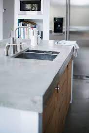 Il faut reconnaître que les prix du béton ciré varient fortement, car les techniques pour obtenir cet effet sont différentes d'un fabricant à l'autre. Plan De Travail En Beton Cire Photos Supers Et Conseils Diy Popular Kitchen Countertops Kitchen Design Concrete Kitchen