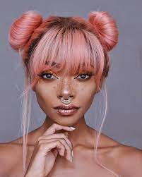 pastell tonung frau mit lassiger dutt fridur make up fur rosafarbene haare rosa haare haar styling haar brotchen