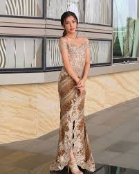 Santai tapi tetap terlihat punya pesona. 9 Trik Siasati Tubuh Mungil Tak Tenggelam Dalam Kebaya Busana Cantik Tapi Salah Pakai Ya Percuma