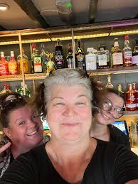 We are a sweaty mess we have served so many plates of food and paella but  we are a team 🙌🏻🙌🏻🙌🏻🙌🏻