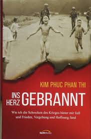 Napalm — angriff im vietnamkrieg napalm ist eine brandwaffe mit dem hauptbestandteil benzin, das mit hilfe von zusatzstoffen geliert wird. Ins Herz Gebrannt Wie Ich Die Schrecken Des Krieges Hinter Mir Liess Und Frieden Vergebung Und Hoffnung Fand Amazon De Phan Thi Kim Phuc Zobel Beate Bucher