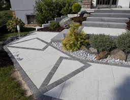 View from the east end of the garden and the final stopping. Terrassenplatten Uhl