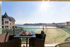 Great location for short stays and the staff was perfect! Un Hotel Vue Mer Un Grand Confort Le Tout A Dinard
