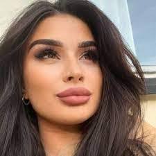 Amanda Kobel's Instagram, Twitter & Facebook