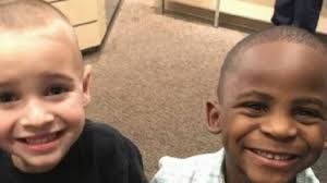 Menino de 5 anos surpreende o mundo pela pureza e igualdade racial