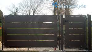 Le strutture in tubolare, ovvero piantini, telaio dei cancelli e telaio dei cancellini su richiesta possono essere zincati a caldo (ovvero la zincatura. Cancelli In Lamiera Taglio Laser Prezzi Catalogo Metalstyle
