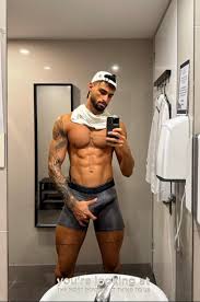 Nudes do macho sarado Yannis Nicolau batendo punheta ate gozar - Foto de  Penis