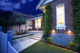 Top 12 Lighting Ideas For Your Backyard Front Yard Garden Yard Surfer Outdoor Lighting Design Garden Lighting Design Front Yard Garden