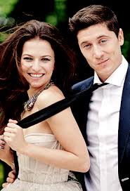 Robert lewandowski, 30, und seine frau anna lewandowska, 30, (im polnischen wird bei frauen ein a an den nachnamen gehängt) sind seit zwölf jahren zusammen, sechs davon verheiratet. 13 Robert Lewandowski Ideas Ø±ÙŠØ§Ø¶ÙŠ