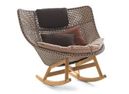 In jedem fall hat ein schaukelstuhl eine geräumigere sitzfläche als ein herkömmlicher stuhl. Der Outdoor Schaukelstuhl Mit Schwung In Den Garten Designblog