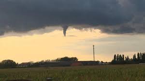 Stream tracks and playlists from tornade on your desktop or mobile device. Une Mini Tornade Apercue Dans Le Ciel Samedi Soir
