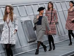 La jeune humoriste a perturbé le défilé chanel. Paris Fashion Week Gigi Hadid Stops French Comedian Who Gatecrashed Chanel Runway The National