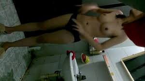 Tạm dừng học 1 năm đối với 2 nam sinh đặt điện giang và toại khai nhận vì biết nhiều phụ nữ có quan hệ ngoài luồng với trai lạ trong các nhà nghỉ nên nảy sinh ý định đặt camera quay lén để tống tiền. Em Gai Minh Day Táº¯m