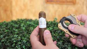 Como Cortar Un Puro - Puros Del Roble - YouTube