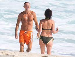 Bruce springsteen was born on the 23rdof september in 1949. Bruce Springsteen 64 Shows Off His Impressive Muscles As He Jogs Through The Surf On Rio Beach Daily Mail Online