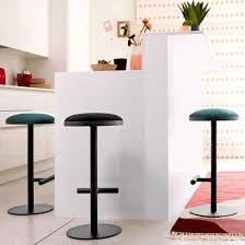 Les Seventies Font Un Grand Retour Dans La Deco De Nos Interieurs Tabouret De Bar Decoration Maison Meuble Deco