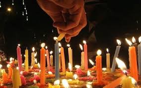 Nunca se me quita la pongo en cuatro, ahí e' que se ve bonita lo entro y se lo saco, me encanta cuando grita el bellaqueo encendí'o, las champaña' y las velita' siempre le doy duro y nunca se me. Siete De Diciembre Se Celebra El Dia De Las Velitas El Articulo