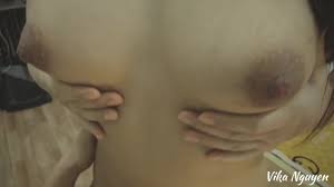 巨乳ベトナムの女子大生がキュウリで自慰行為をしているのを見つけた
