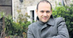 Öner erkan kimdir, 4 ocak 1980 i̇zmir doğumlu olan başarılı oyuncu öner erkan bir çok film ve dizide boy göstermiştir. Oner Erkan Kimdir Bir Baskadir Oyuncusu Oner Erkan Kac Yasinda Nereli Takvim