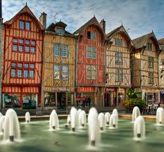 5 Lieux Incontournables A Troyes Blog Iti Tour En 2020 Ville Francaise Colombage Region Champagne
