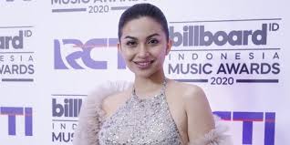 Anda pun lumayan bingung dengan baju muslim apa yang sedang tren di tahun ini. 4 Foto Ariel Tatum Kenakan Baju Kebaya Cantik Mesona Bak Putri Kerajaan Jawa Kapanlagi Com