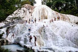 It is a small hot spring containing calcium carbonate deposits, which form white concretions and waterfalls. Bagni Di San Filippo Guida Alle Terme Libere Della Val D Orcia