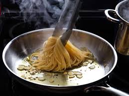 Home our latest posts aglio, olio e peperoncino (pasta with garlic, oil and hot pepper). Aglio E Olio The One Pasta Sauce You Absolutely Must Know