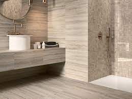 Oltre ai colori pastello, veri protagonisti di top, mensole e ante, sono le vetrinette, i mosaici decorati e le mattonelle preziose a farla da padrone. Bagno In Muratura