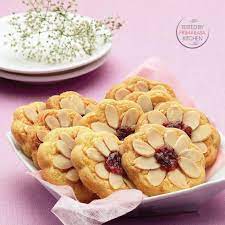Kuaci ini sering kali menjadi cemilan yang cukup populer dan unik yang memiliki banyak penggemar. Resep Kue Bunga Matahari