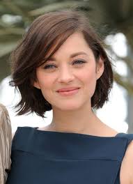 La Coiffure De Marion Cotillard A Cannes Carre Flou Coiffure Modele Cheveux Court Cheveux Courts