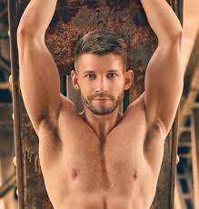 Socha, ginekolog, który wystąpił na łamach kalendarza pisma lgbt. Bohaterowie Kalendarza 2021 Replika Online