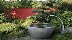Unter dem wassertrog befindet sich eine mörtelwanne mit pumpe und ein gitterrost, abgedeckt mit einem insektenflies als schmutzfang. Wasserspiele Hogl Garten Gmbh